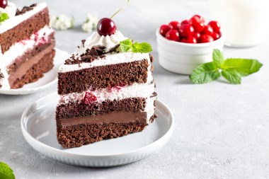  Resep Black Forest Cake, Dijamin Lembut & Premium Rasanya!